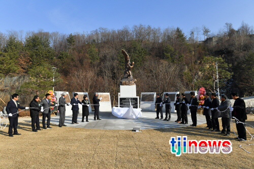 석탄산업전사 기념비 제막식사북읍 뿌리공원내 높이 5m규모 건립