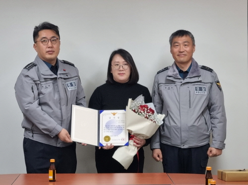 정선경찰서와 남면파출소보이스피싱 막은 농협직원에 감사장수여